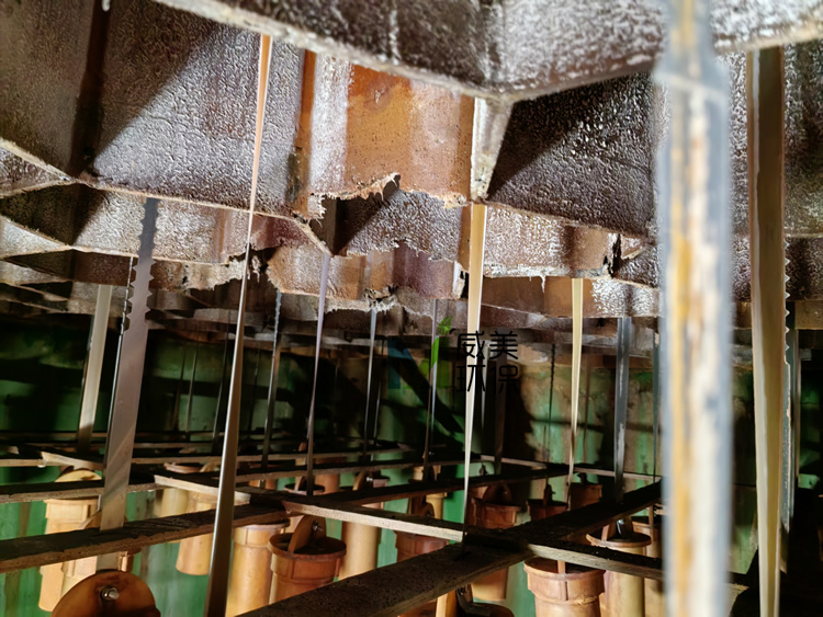 三氯異氰尿酸車間濕電除塵器維修考察現(xiàn)場(chǎng)